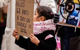 طفلة تحمل لافتة تضامنية خلال مظاهرة في كارديف