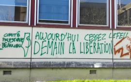 عبارة _وقف إطلاق النار وغدًا التحرير_ على جدار جامعة فرنسية