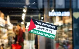 بملصقات داخل سوبر ماركت ناشط في أنتويرب يدعو إلى مقاطعة المنتجات الإسرائيلية