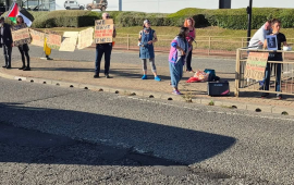 حصار مصنع “رفائيل” الإسرائيلي في نيوكاسل تنديدًا بدعمه الإبادة