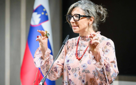 حان الوقت لطرد القاتلين من المسابقات، لنجعل الرياضة خالية من الإبادة الجماعية، كرة واحدة، ركلة واحدة في كل مرة -فرانشيسكا ألبانيز، مقررة أممية