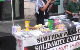 يمول الإبادة احتجاج أمام بنك "باركليز" في غلاسكو لدعمه الاحتلال