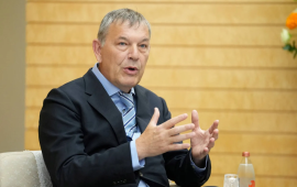 "المزيد من الصحفيين يُقتلون في غزة، وهذا إسكات لآخر الأصوات المتبقين وسط لامبالاة من العالم وصمت صادم"  فيليب لازاريني، المفوض العالم للأونروا