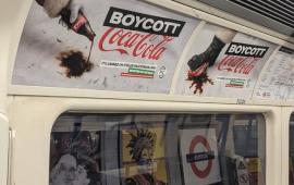 إعلانات في مترو الأنفاق ببريطانيا تفضح دعم "كوكاكولا" للاحتلال