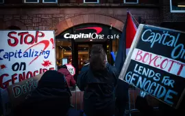 يستثمر بالإبادة.. احتجاج أمام بنك "كابيتال وان" ببوسطن تنديدًا بتمويله لشركة " إلبيت"