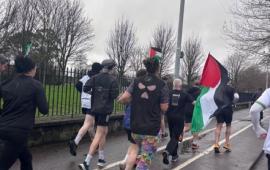 عداؤون يشاركون في سباق 10 كيلومترات من أجل فلسطين في أيرلندا