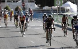 نرفض مشاركة الاحتلال!  احتجاجات التضامن توقف سباق "لا فويلتا" الإسباني للدراجات