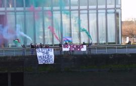 "تضامنًا مع مضربي "فلتون24" ..رفع لافتة احتجاجية أمام "BBC" في غلاسكو