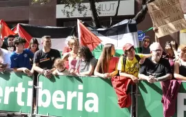 اعتقال ناشطين رفعوا العلم الفلسطيني قبل سباق "فويلتا" بإسبانيا