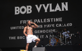 وقف رعاية بودكاست استضاف صاحب هتاف “الموت للجيش الإسرائيلي