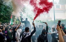 في بروكسل مظاهرة مؤيدة لفلسطين في سوق عيد الميلاد