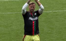 حارس مرمى سيلتك يرتدي قميص فلسطين بعد الفوز على مانشستر يونايتد