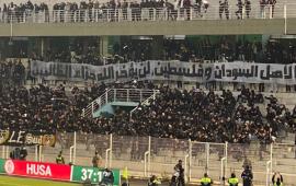 مشجعو "AS FAR" المغربي يتضامنون مع السودان وفلسطين