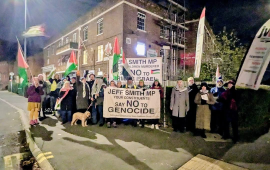 “اعترف بالإبادة”..  احتجاج أمام مكتب النائب جيف سميث في مانشستر