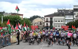 يُشارك فيه فريق إسرائيلي ..اختراق إذاعة سباق "فويلتا" إسبانيا لبث شعارات مؤيدة لفلسطين