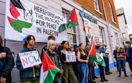 "ممول الإبادة" مجموعة مؤيدة لفلسطين تدعو لمقاطعة بنك "باركليز"