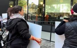 أحد عماله خدم بجيش للاحتلال أنصار فلسطين يحتجون داخل مخبز "تاتيه" في فرنسا