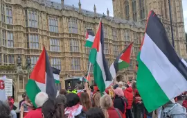 في برج الساعة ببرايتون ... أنصار فلسطين يجبرون مجموعات صهيونية على المغادرة