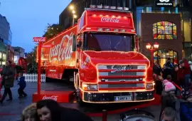 محاصرة شاحنة "كوكاكولا" في قرية ميلادية ببريطانيا... احتجاجات مستمرة دعمًا لسجناء "حركة فلسطين" المضربين عن الطعام