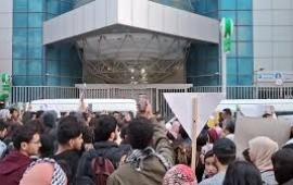 احتجاج داخل متجر "كارفور" في تونس رفضًا لدعمه للاحتلال.. احتجاج في ماليزيا رفضًا لزيارة "ترامب"