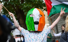 احتجاج داعم لفرقة “نيكاب” المناصرة لفلسطين أثناء جلسة محاكمة