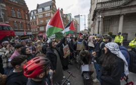 "أفرجوا عن الطبيب أبو صفية" ..وقفة أمام السفارة الإسرائيلية في لندن دعمًا للأسرى الفلسطينيين