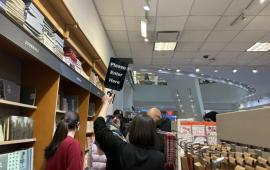 يقدم منحًا لجنود الاحتلال! ..احتجاج بإعادة كتب بآلاف الدولارات لمكتبة "إنديغو"