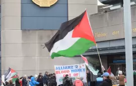 "لا لتمويل الإبادة رياضيًا"  احتجاج أمام مقر اتحاد الرياضات الغيلية رفضًا لرعاية "أليانز"