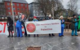 "أفرجوا عن حسام أبو صفية" وقفة للعاملين في القطاع الصحي بأيرلندا تضامنًا مع أطباء غزة