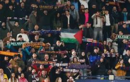 جماهير ليفانتي ترفع الأعلام الفلسطينية رفضًا لصفقة لاعب إسرائيلي