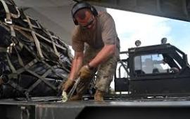 نشطاء يقتحمون شركة طائرات أمريكية متهمة بتوريد معدات عسكرية للاحتلال..تموّل الهجرة للكيان.. نشطاء يحتلون صالة "باري" الرياضية ببريطانيا