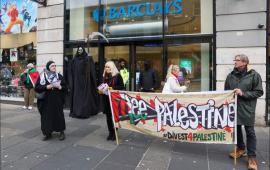 ممول آلة الإبادة أنصار فلسطين يعتصمون خارج بنك "باركليز" في غلاسكو