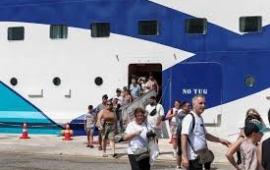 متظاهرون يحتجون أمام سفينة تقل سياح إسرائيليين في اليونان...انسحاب لاعب أردني من بطولة دولية للتنس رفضًا للتطبيع