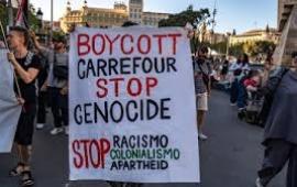 احتجاج في طنجة يطالب بمقاطعة "كارفور" وحصار متجر "دونوتيلير" بلندن...164 اعتقالًا في احتجاجات بالمملكة المتحدة دعمًا لـ"حركة فلسطين"