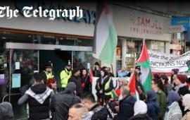 نشطاء “حملة التضامن مع فلسطين” يحتلون فرع بنك "باركليز " في لندن.. أنصار فلسطين يقتحمون مقر شركة “روتاكس” في النمسا