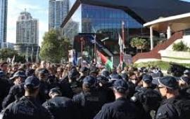 احتجاج خارج مؤتمر هيوستن البحري ومحاصرة معرض سيدني للأسلحة... استهدافات جماعية لمقرات شركة “أليانز” في أوروبا