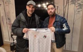 غوارديولا يوقّع قمصان فريق “غزة الإرادة” لكرة قدم البتر