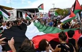 نجوم عالميون وآلاف الحضور يحيون فعالية فنية ضخمة لدعم فلسطين...نشطاء إسبانيا وكندا وألمانيا يكرمون الطفلة الشهيدة "هند رجب"