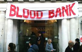 يستثمر في الإبادة احتجاج أمام بنك "باركليز" في بريطانيا