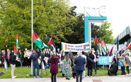 مستمرون منذ عامين! احتجاج تضامني جديد أمام هيئة الإذاعة الأيرلندية