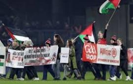 يؤمن كيان الإبادة.. احتجاج في مباراة ديري ضد تايرون للمطالبة بإنهاء رعاية "أليانز"