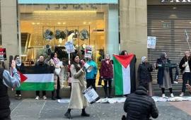 "تُجمل الإبادة الجماعية".. احتجاج أمام متجر "زارا" في شارع بوكانان بغلاسكو