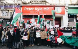 “فلسطين حرة” كشك تضامني للدعوة إلى مقاطعة الاحتلال في شوارع مدينة هوف