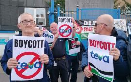 "لا تجعلوا أدويتكم رصاصهم"  احتجاج أمام وزارة الصحة الإسبانية  للمطالبة بمقاطعة شركة "تيفا"