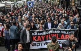 دعوات المقاطعة ...مستمرة احتجاج أمام "ماك كافيه" بإسطنبول