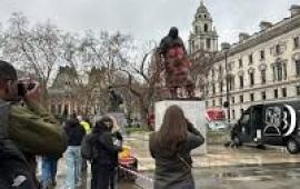 "صهيوني ومجرم حرب" تلطيخ تمثال  تشرشل في  بريطانيا