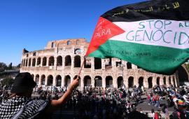 رفضًا لمشاركة الاحتلال...  احتجاج أمام المؤتمر العالمي للهواتف المحمولة في برشلونة