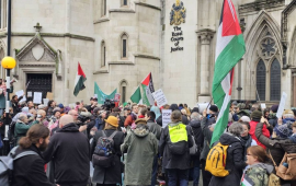 احتجاجات بريطانية داعمة لقادة حركة التضامن أثناء محاكمتهم