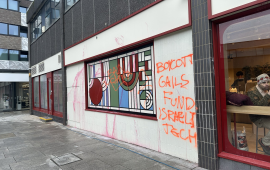 كتابة عبارات تضامنية على مخبز “غيلز” في نهار افتتاحه