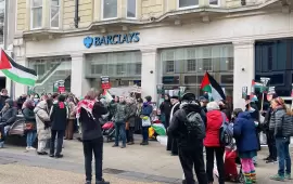يستثمر بالإبادة احتجاج أمام بنك "باركيلز" في أسكتلندا
